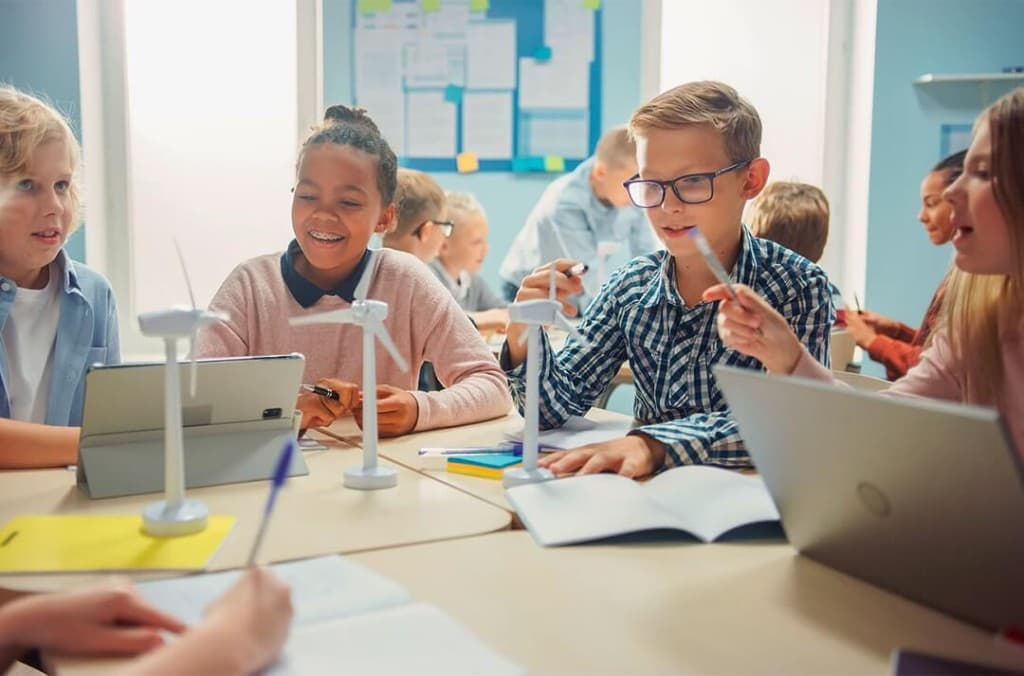 Groupe d’enfants en atelier sciences et énergie, classe lumineuse