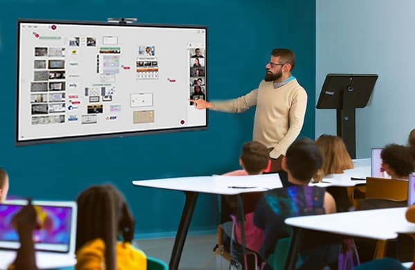 Salle de cours avec écran interactif, formateur et élèves
