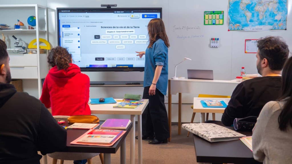 Classe en cours, contenus pédagogiques sur un grand écran
