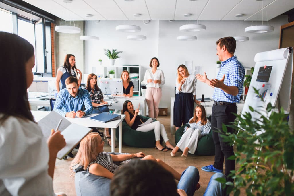 Réunion d’équipe et présentation en espace de travail